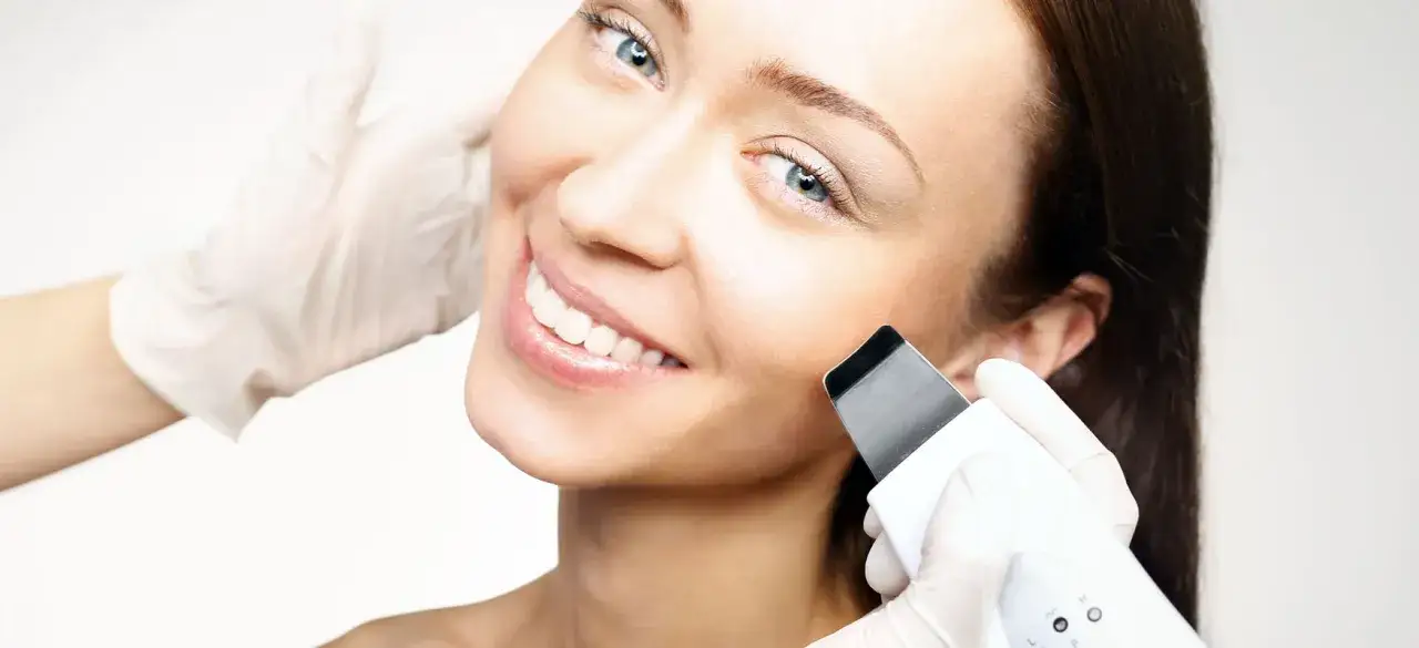 Peeling kawitacyjny na czym polega i jakie ma korzyści dla skóry