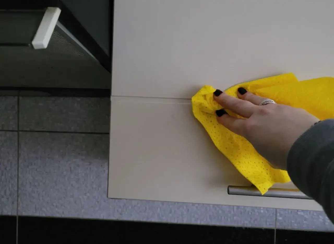 Skuteczne sposoby na to, czym wyczyścić meble kuchenne z tłuszczu