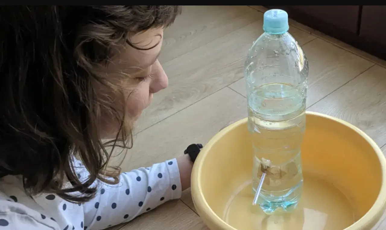 Eksperymenty z wodą dla dzieci: 7+ prostych pomysłów na naukę!