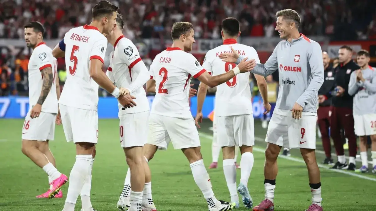 Kto jutro gra w piłkę nożną? Zobacz ważne mecze i ich godziny