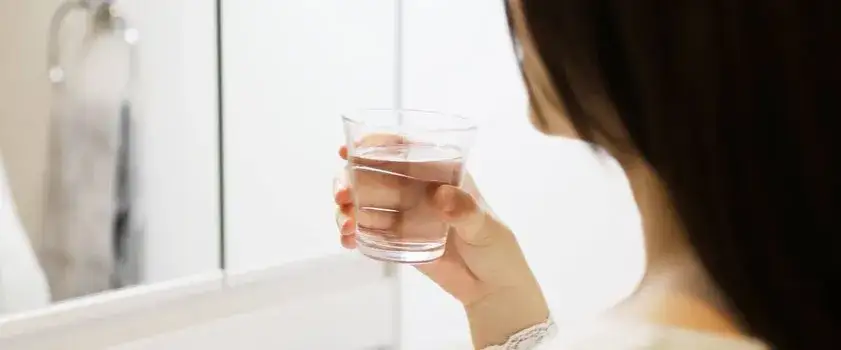 Jak płukać jamę ustną wodą utlenioną, aby uniknąć podrażnień?