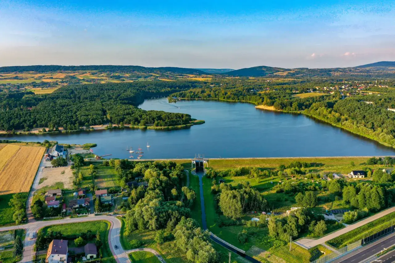 Atrakcje nad zalewem Cedzyna – co warto zobaczyć i przeżyć