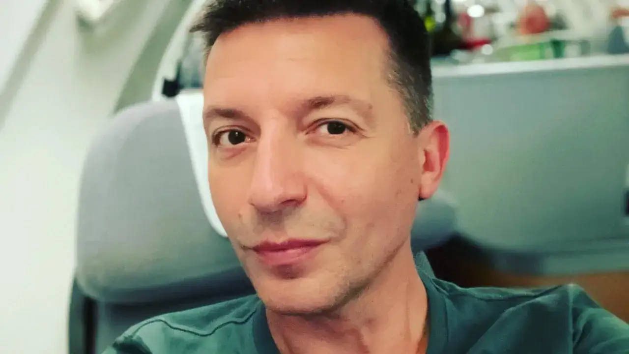 Portret Michała Cessanisa, który siedzi w samolocie.