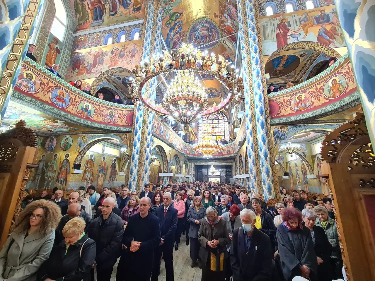 Ile trwa msza w cerkwi? Odkryj zaskakujące różnice w czasie trwania