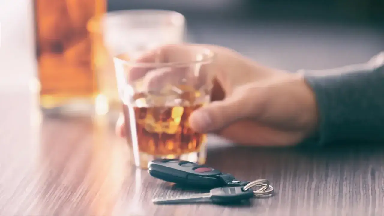 Praca pod wpływem alkoholu: kary i odpowiedzialność w kodeksie wykroczeń