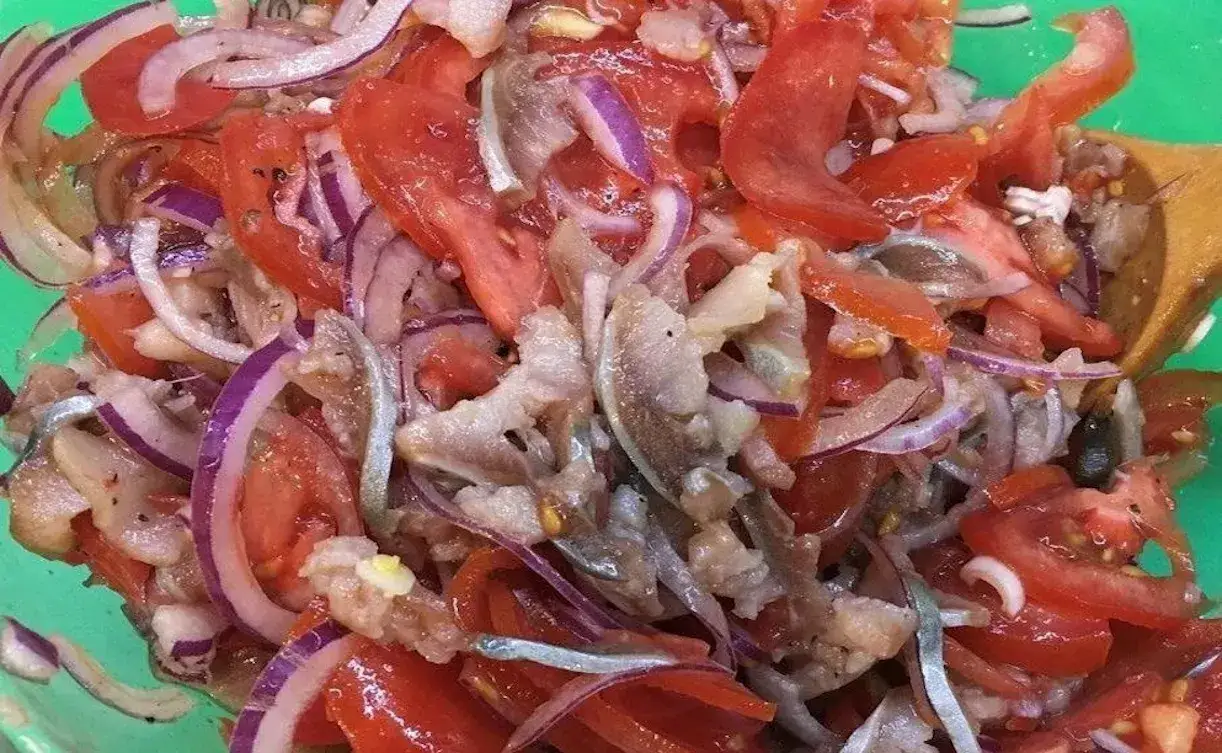 Jak złagodzić smak cebuli w sałatce i poprawić jej smak