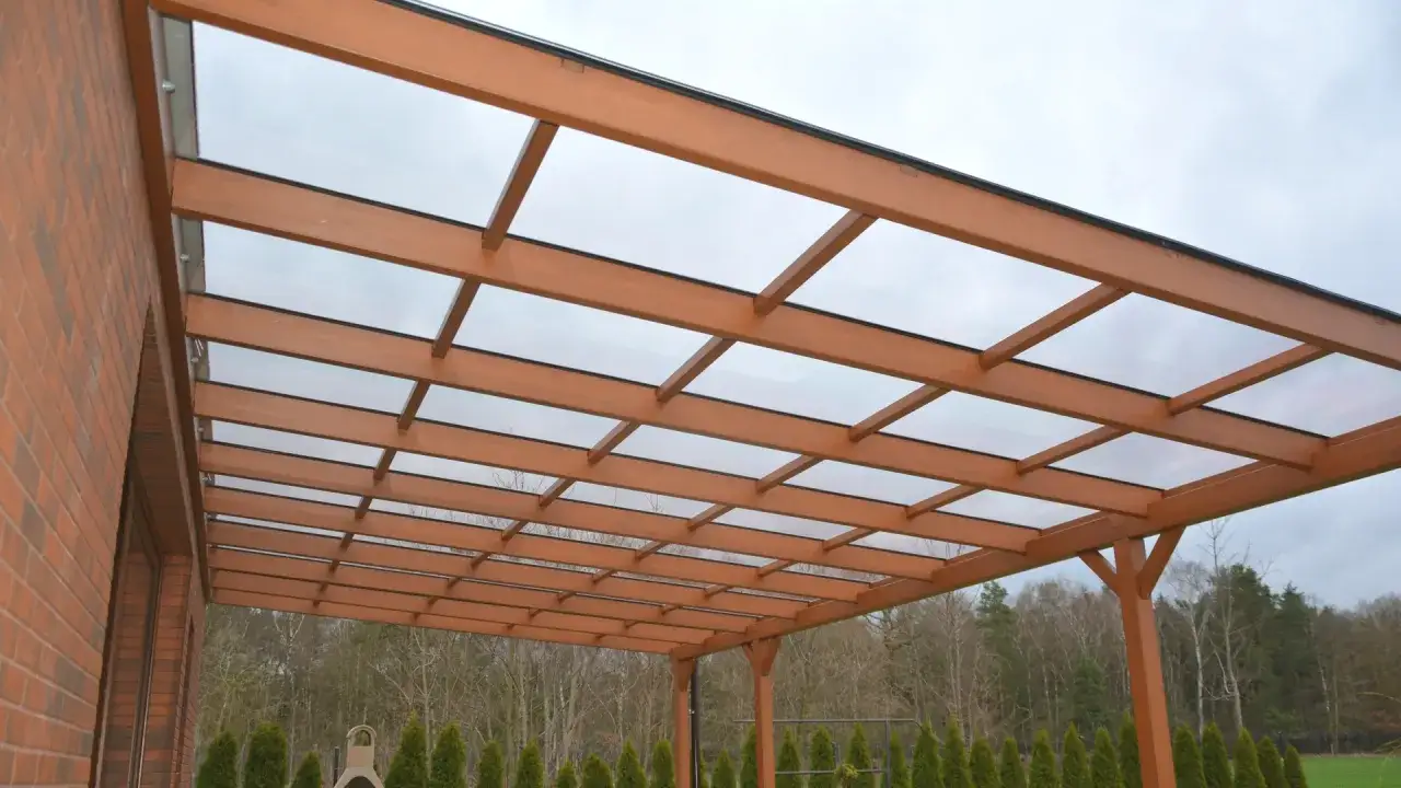 Jaki gruby poliwęglan na zadaszenie tarasu zapewni trwałość?