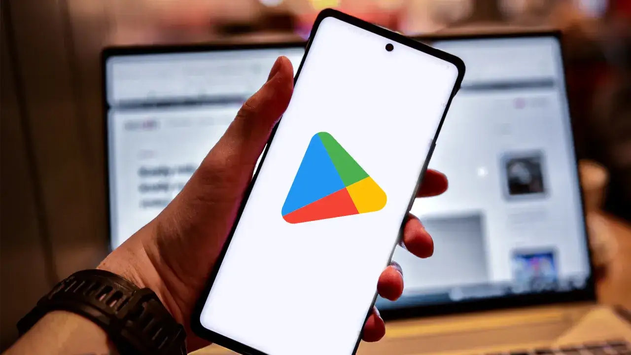 Smartfon z logo Sklepu Play. Czy zastanawiasz się, jak zainstalować Sklep Play na iPhone?