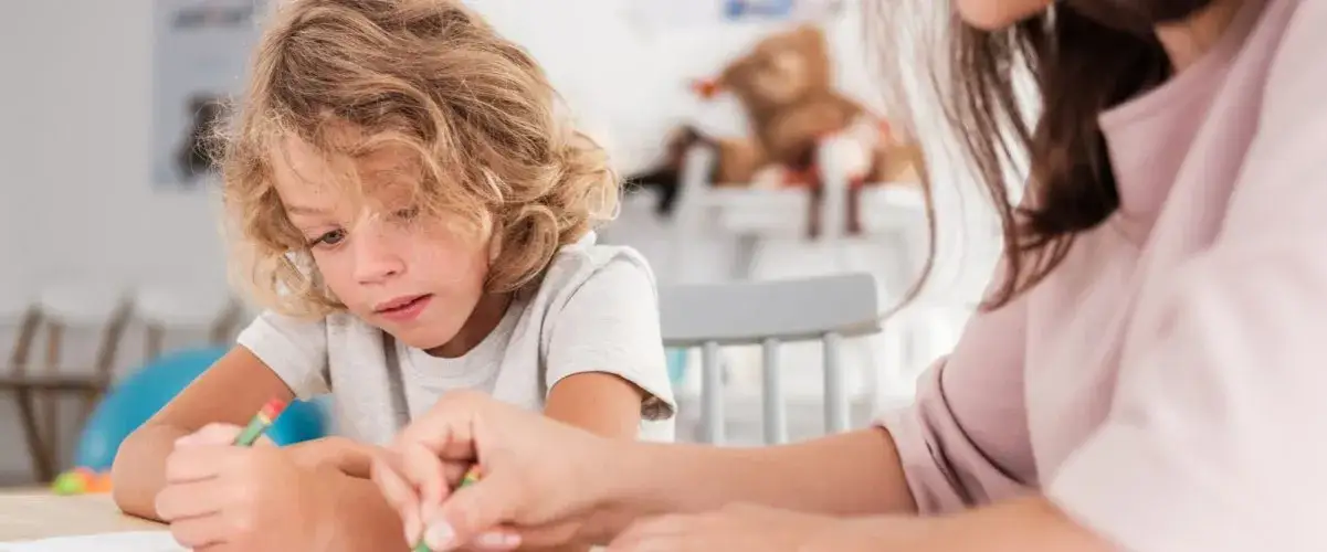 Jak uczyć dziecko z zespołem Aspergera - skuteczne strategie edukacyjne