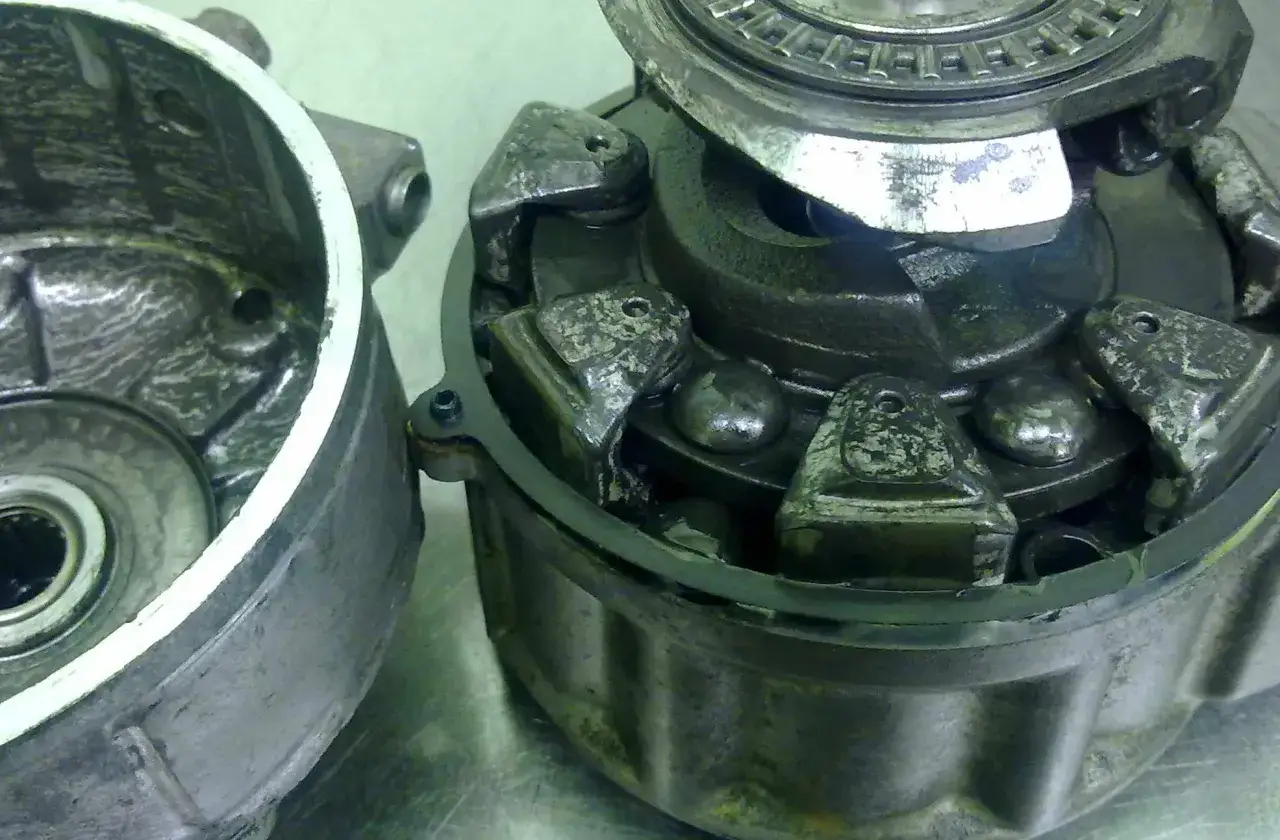 Sprzęgło klimatyzacji: objawy, diagnoza, naprawa i koszty. Poradnik