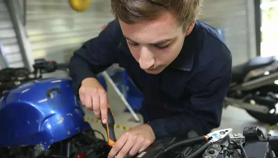 Jakie narzędzia do warsztatu motocyklowego? Kluczowe wyposażenie i porady