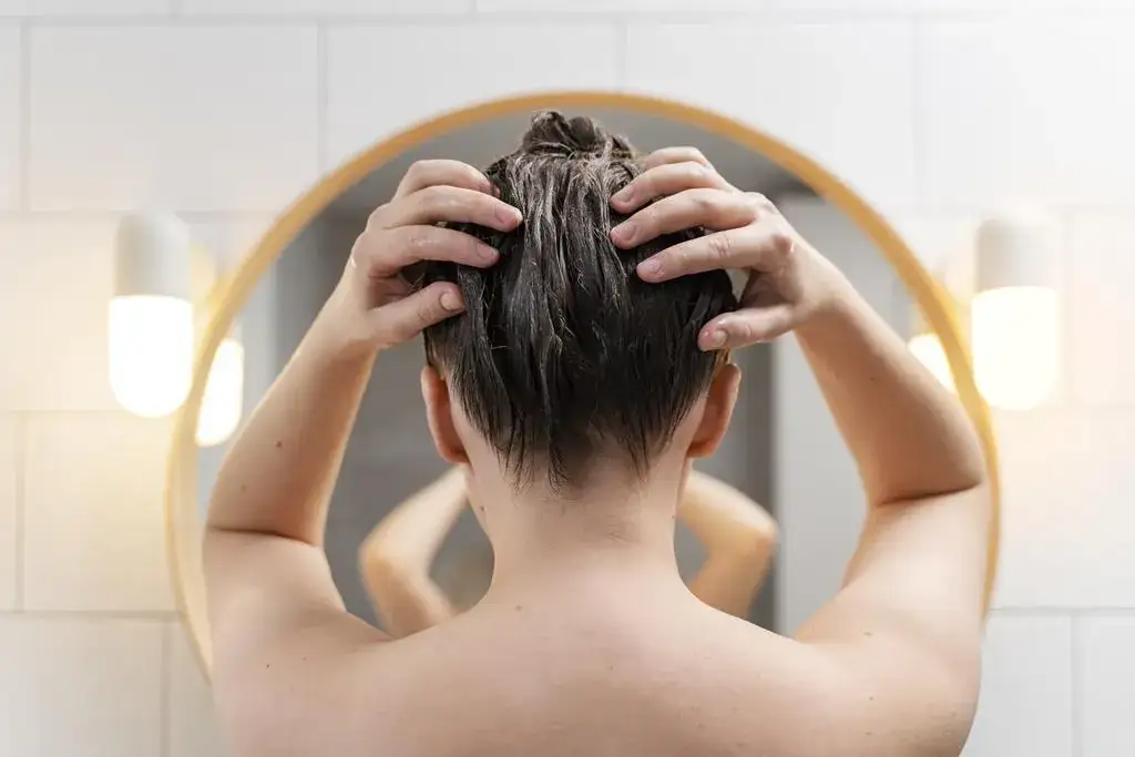 Jak używać peeling do skóry głowy, aby uniknąć problemów z włosami?