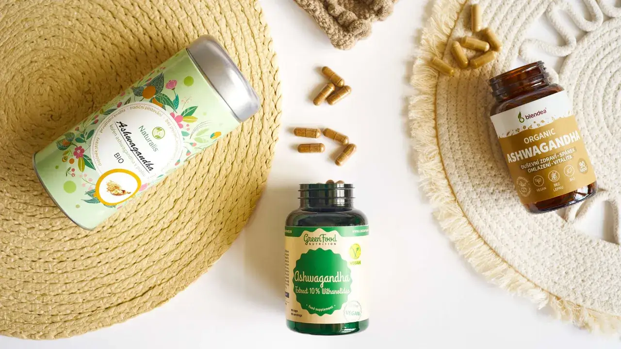 Czy ashwagandha usypia? Na zdjęciu suplementy z ashwagandhą, które mogą wspierać sen i relaks.