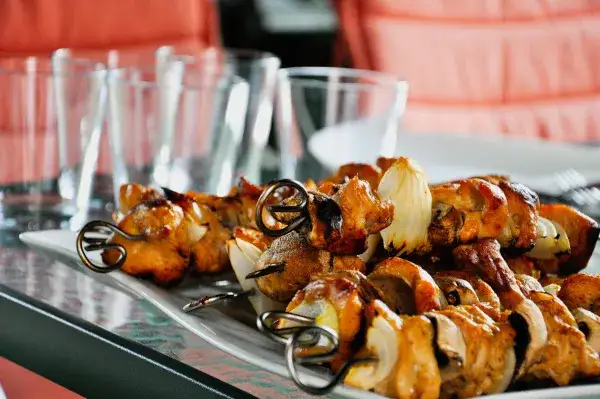 Jak zrobić soczyste szaszłyki z piekarnika, które zachwycą gości