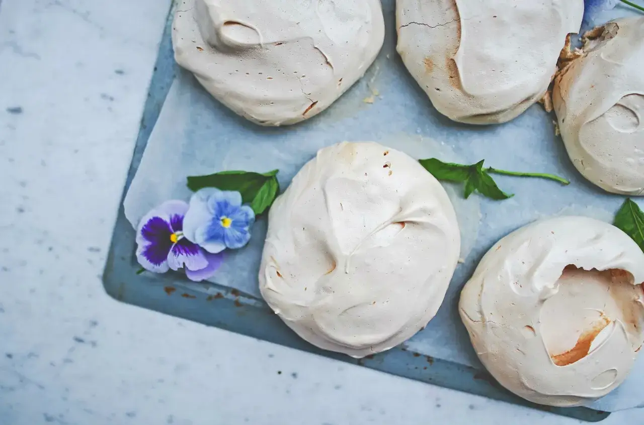 Jak upiec bezy w piekarniku elektrycznym - proste błędy, których unikniesz