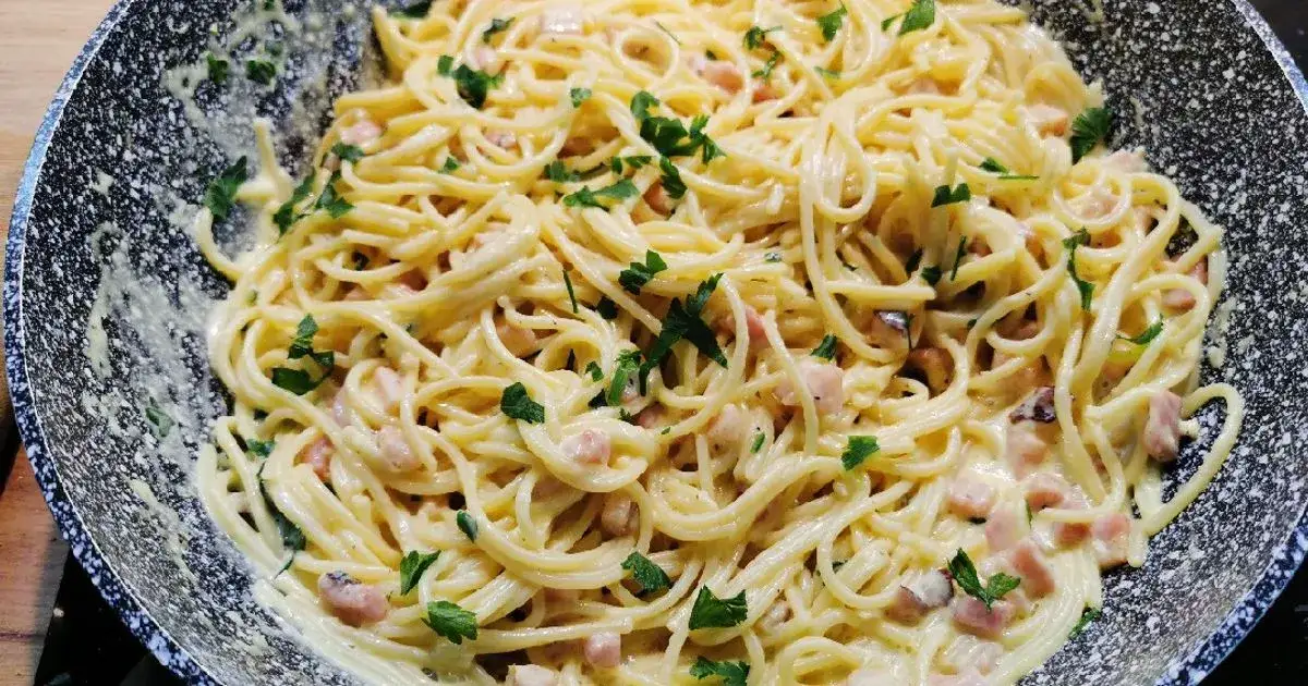 Spaghetti carbonara ze śmietaną 18% - kremowy przepis, który zaskoczy