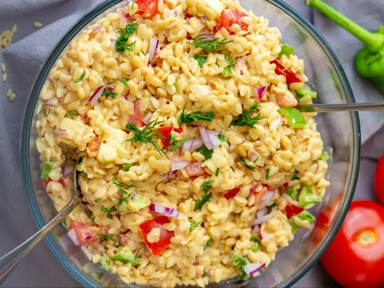 Sałatka z makaronem ryżowym: Koniec ze sklejaniem! Poznaj triki