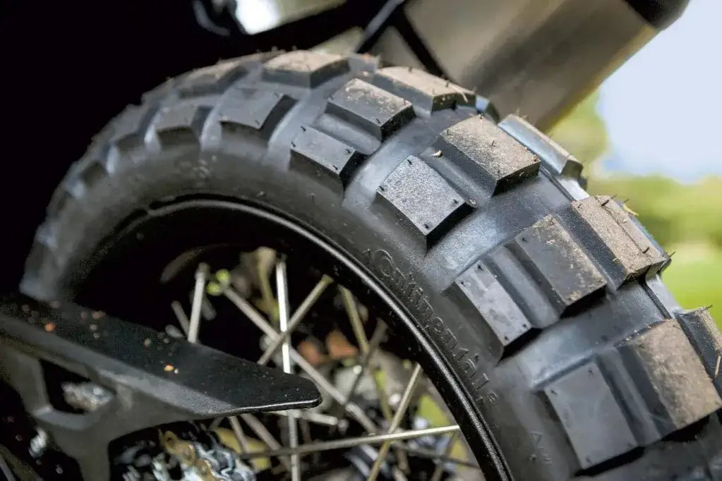 Szerokość opony enduro: 120 czy 140 mm? Ekspert radzi!