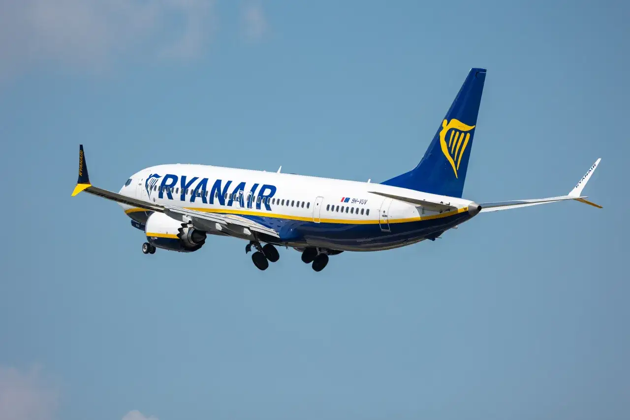 Samolot Ryanair w locie. Pamiętaj o zasadach dotyczących tego, ile płynów można mieć w bagażu podręcznym Ryanair, aby podróż przebiegła gładko.