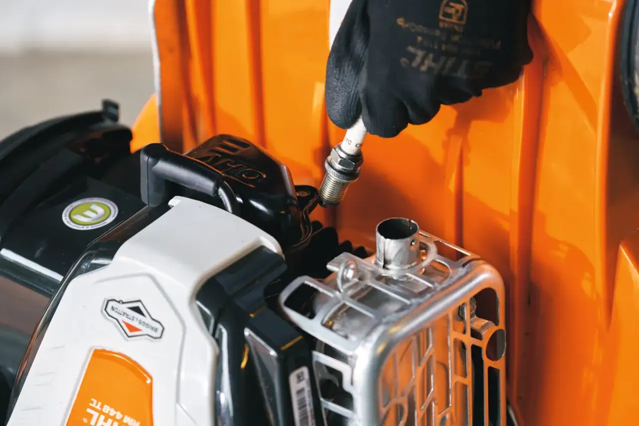 Objawy uszkodzonej świecy w kosiarce, które mogą kosztować Cię więcej