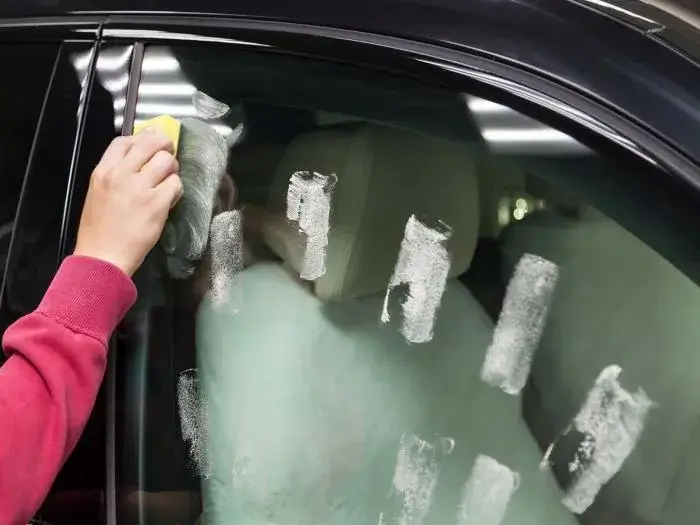 Jak zdjąć naklejki z okna? Skuteczne metody, które naprawdę działają