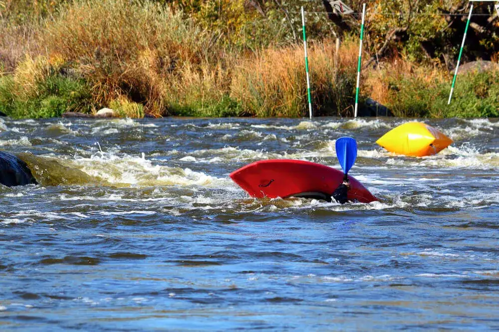 Wsiadanie do kajaka bez wywrotki? Sprawdzone triki!