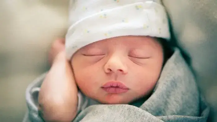 Ile dziecko powinno przybierać? Kluczowe normy przyrostu wagi