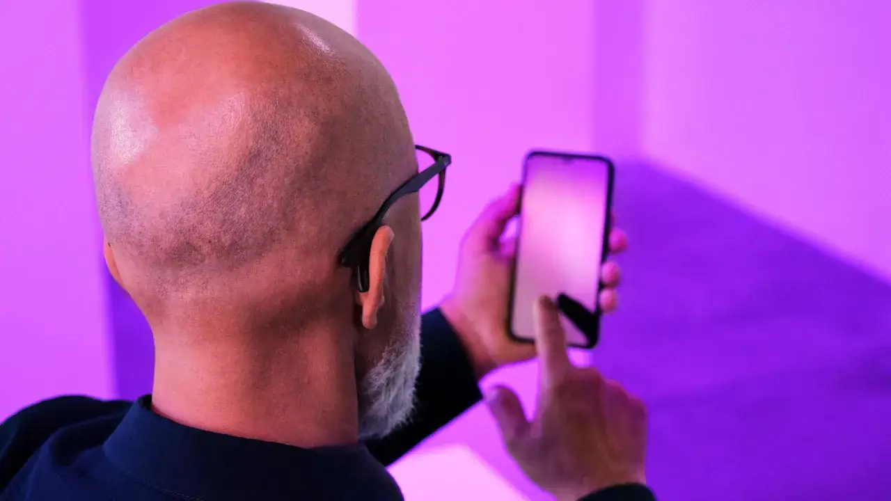 Jak połączyć aparat słuchowy z telefonem? Proste kroki i porady