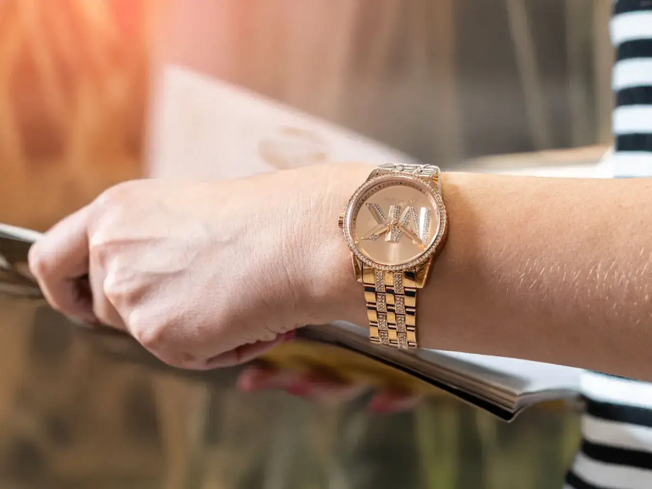 Złoty zegarek damski Michael Kors z cyrkoniami na bransoletce i tarczy.