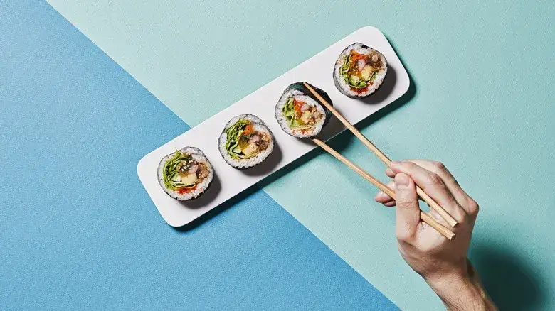 Czy sushi się podgrzewa? Odkryj, jak jeść sushi na ciepło
