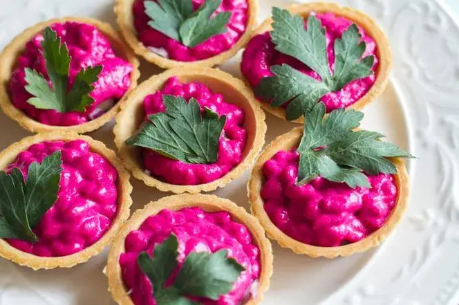 Jak ładnie podać sałatkę jarzynową, by zachwycić gości na przyjęciu