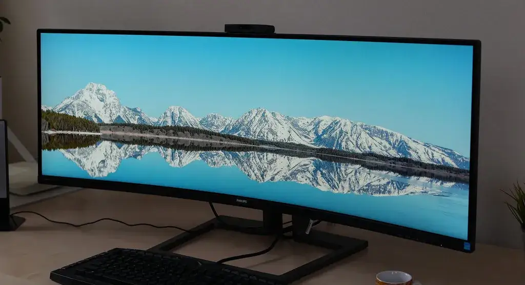 Monitor płaski czy zakrzywiony – który wybór nie zawiedzie w pracy i grach?