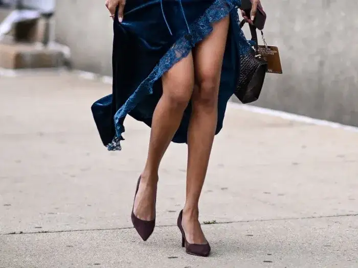 Jakie buty do granatowej sukienki – unikaj najczęstszych błędów stylizacyjnych