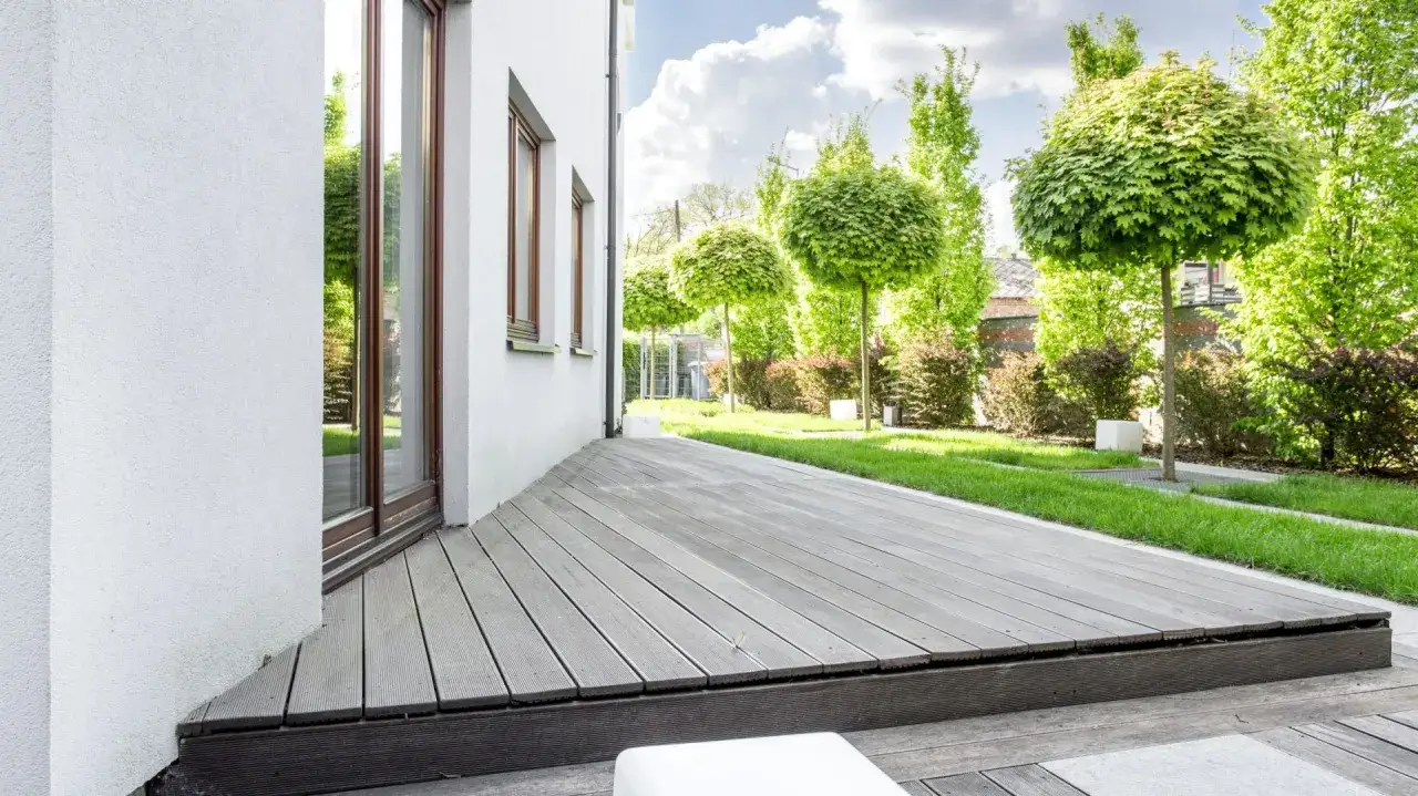 Skuteczne sposoby na uchronienie tarasu przed wilgocią i zniszczeniem