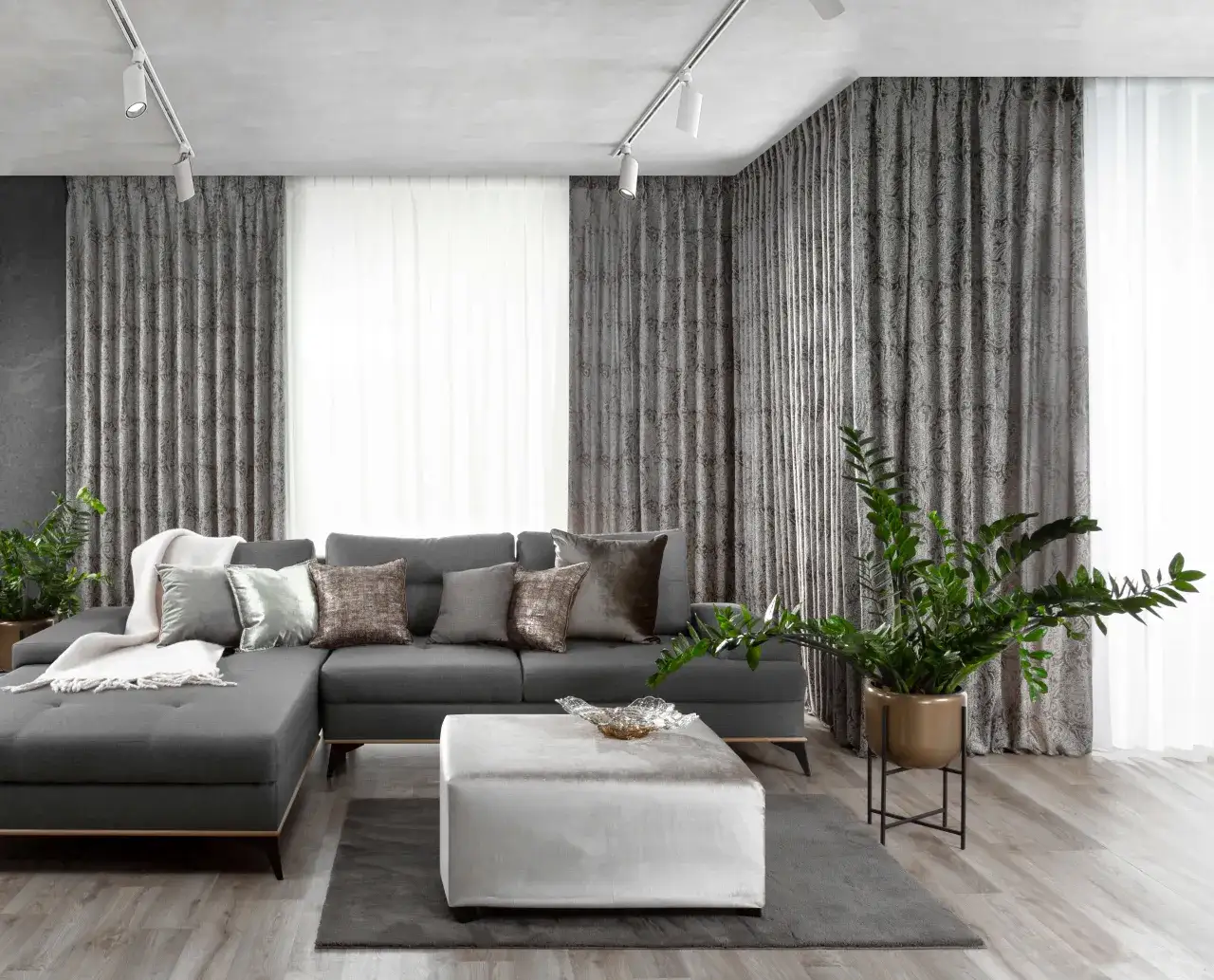 Jakie zasłony do biało-szarego salonu wybrać, aby stworzyć wyjątkowy styl?
