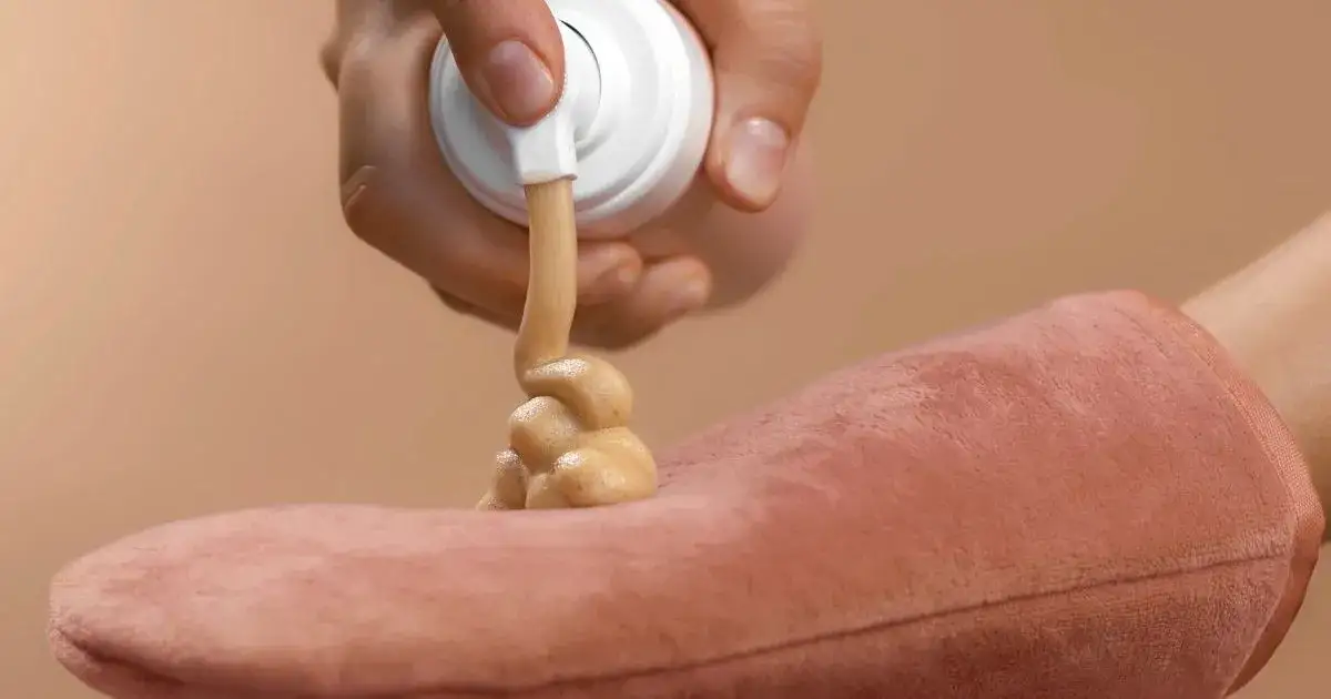 Czy samoopalacz brudzi ubrania? Jak uniknąć plam i zabrudzeń