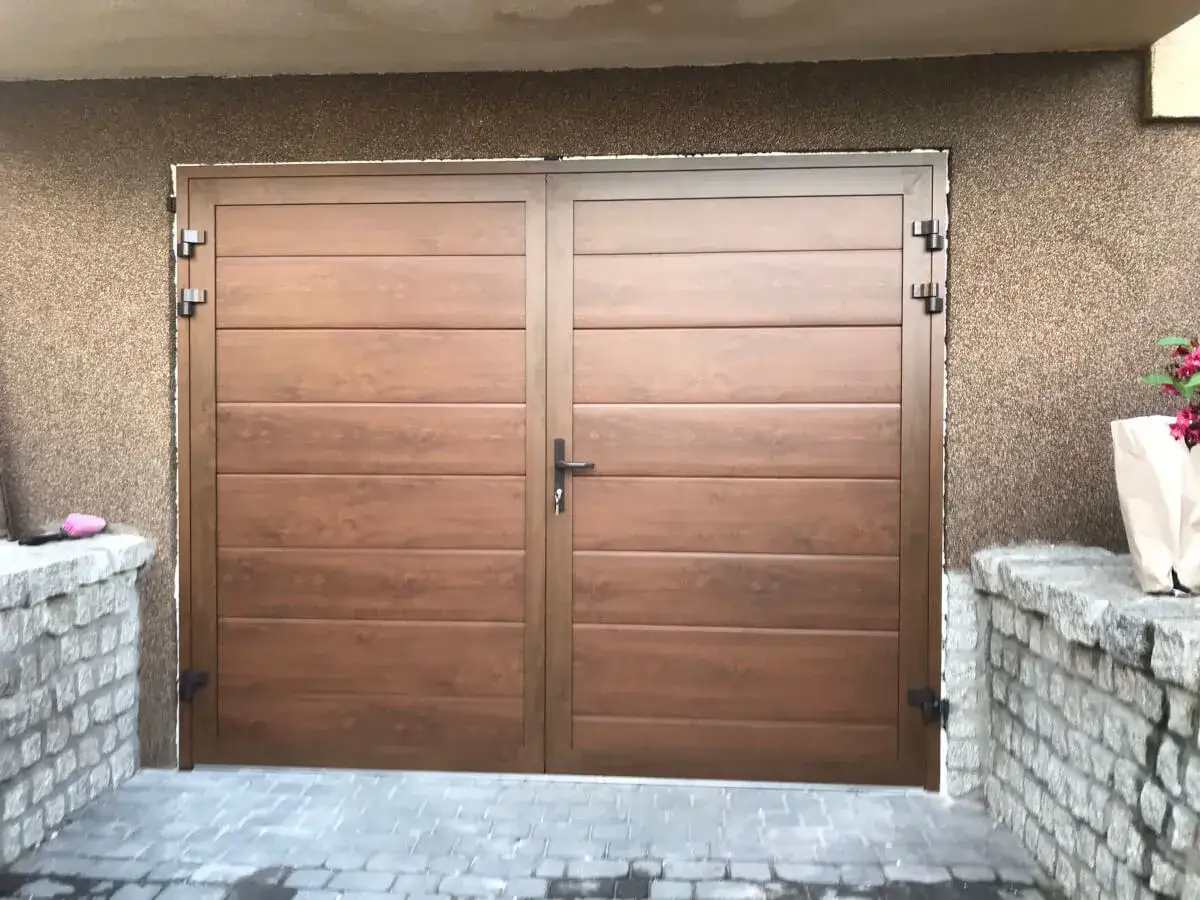 Drzwi garażowe boczne ocieplane: Kiedy to obowiązek, a kiedy zysk?