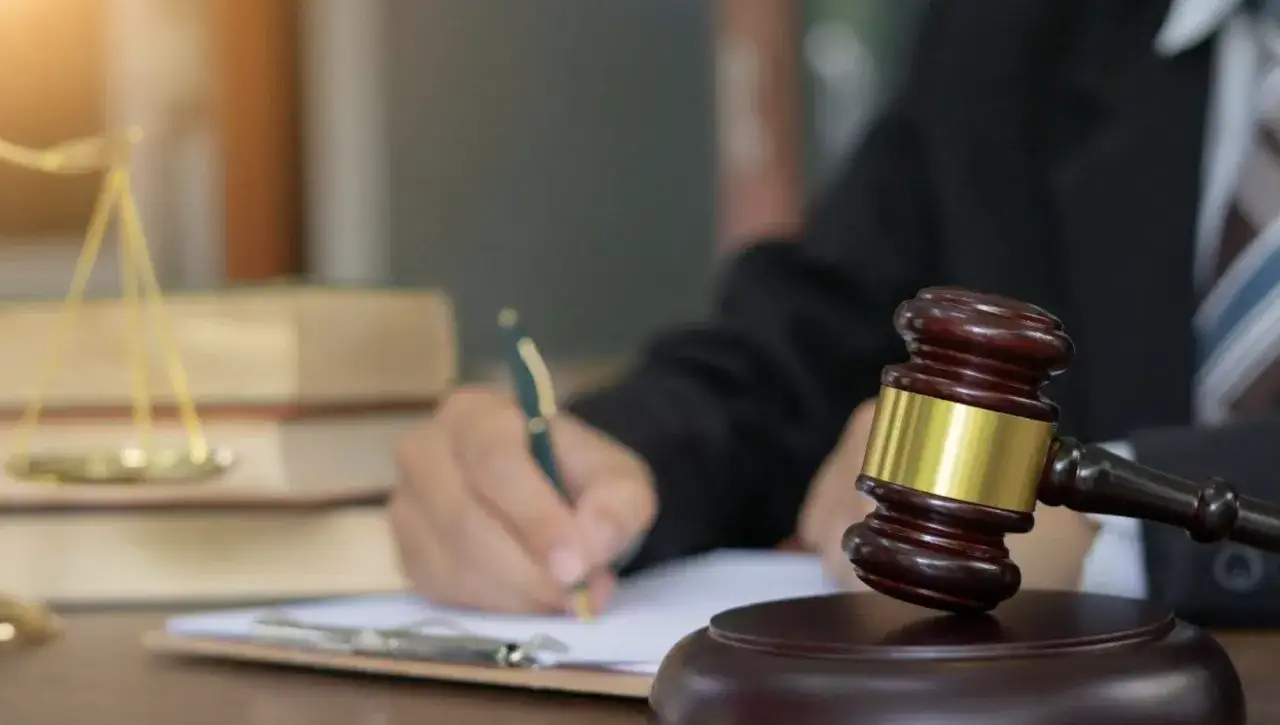 Ile razy sąd może odroczyć sprawę? Odkryj zasady i ograniczenia