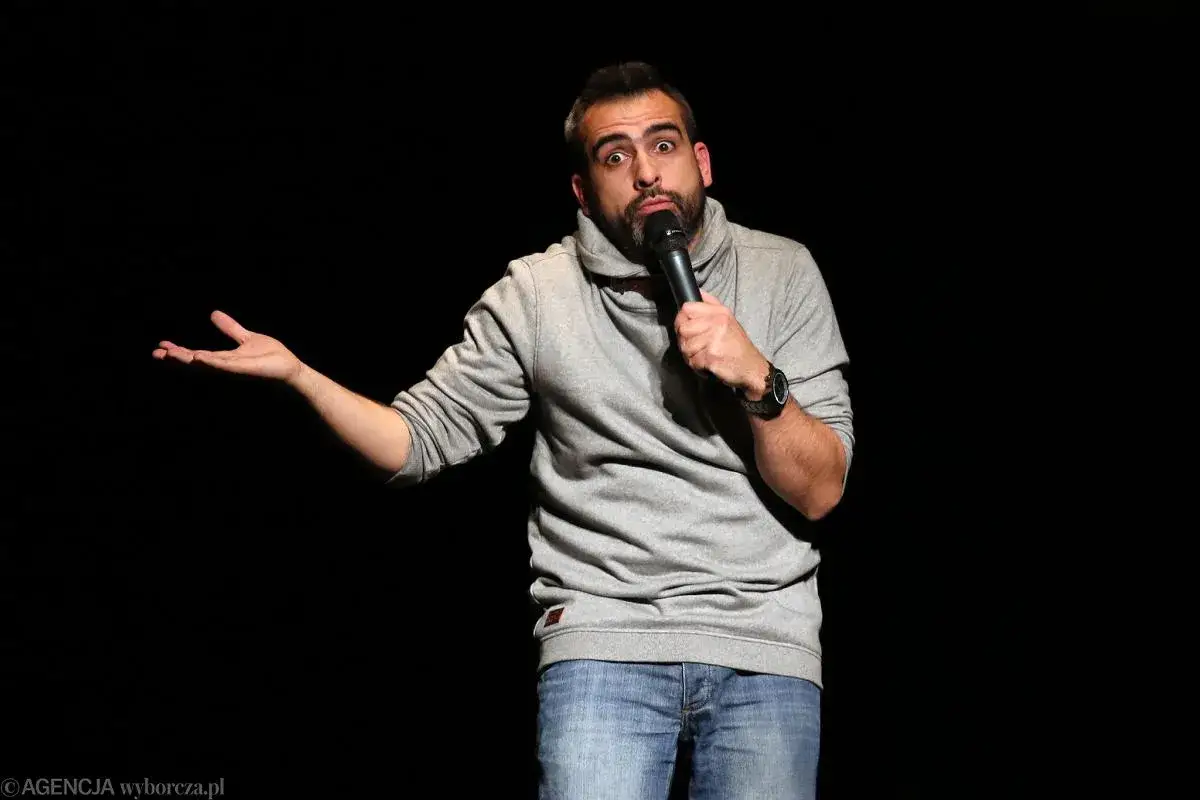 Stand-up: Co to jest i czym różni się od kabaretu? Poznaj fenomen!