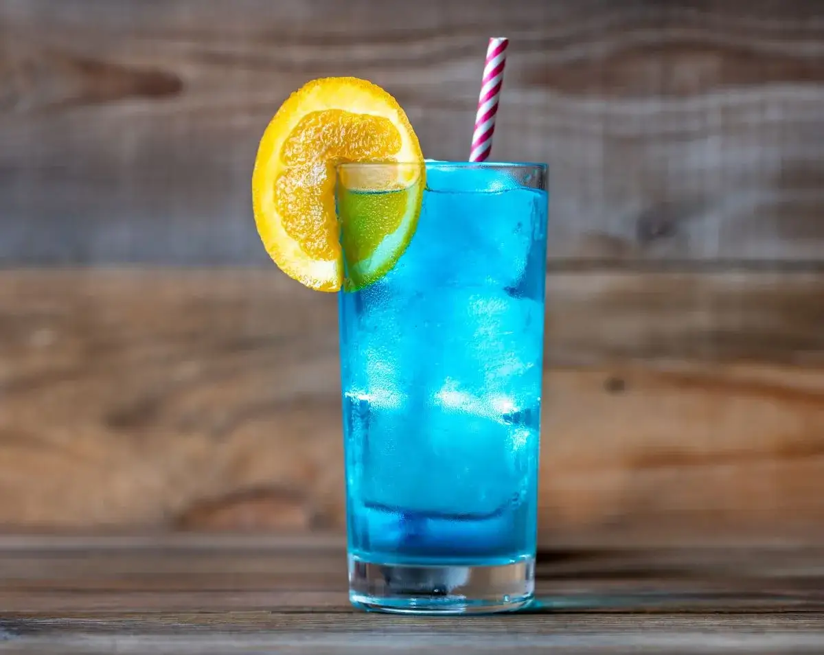 Najlepsze drinki z grenadiną i Blue Curacao, które zachwycą gości