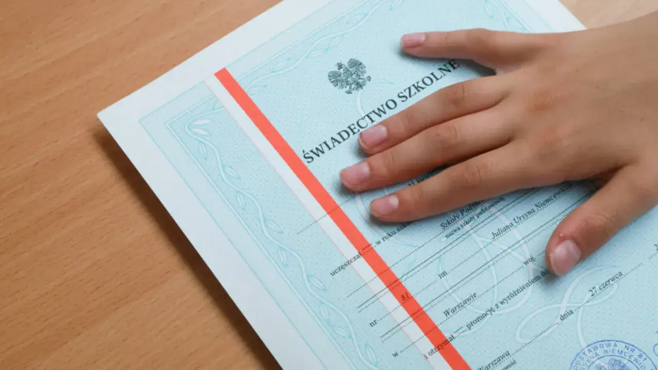 Gdzie można kupić świadectwo szkolne? Sprawdzone źródła i porady