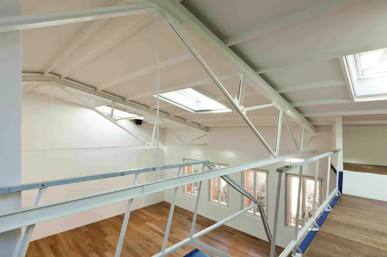 Antresola czy warto? Przeanalizuj zalety i wady przed decyzją