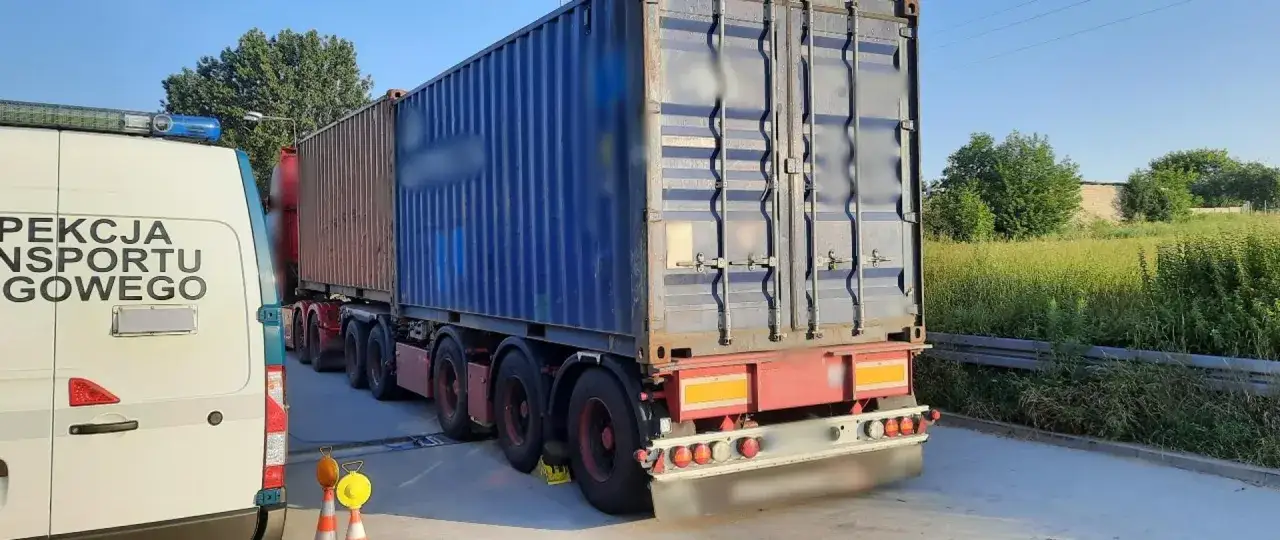 Ciężarówka z kontenerami na wadze. Kontrola transportu, czy nie przekracza dopuszczalnej masy, jakby przewoziła cement.
