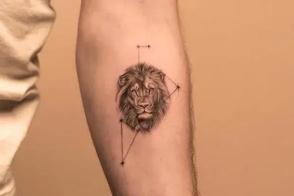 Tatuaż lew i zegar znaczenie: odkryj głębokie symbole i ich moc
