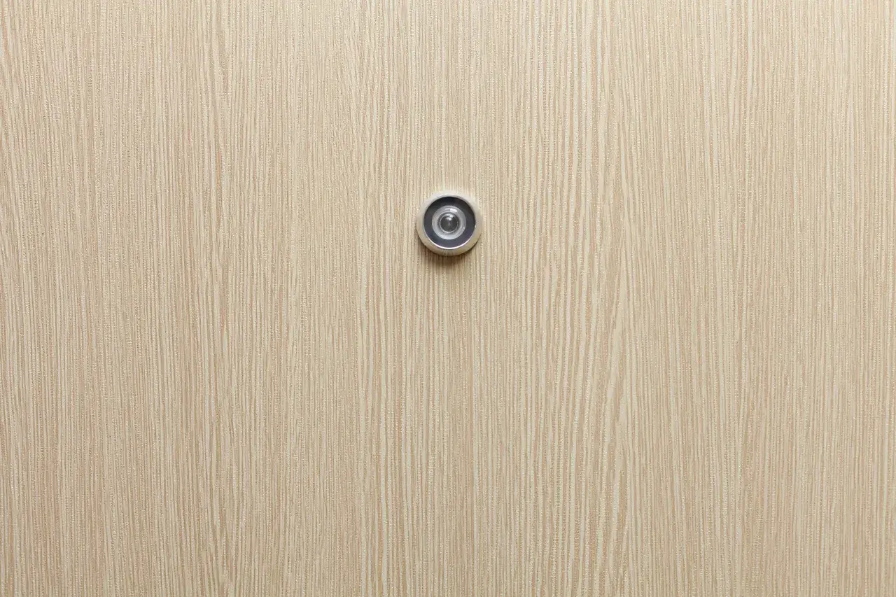 Wizjer w drzwiach antywłamaniowych: Jak zachować gwarancję?