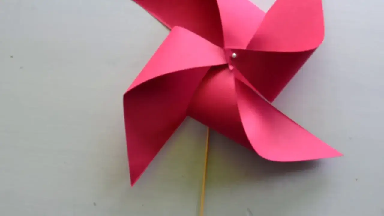 Jak zrobić wiatrak z kartonu - proste kroki, które zachwycą dzieci