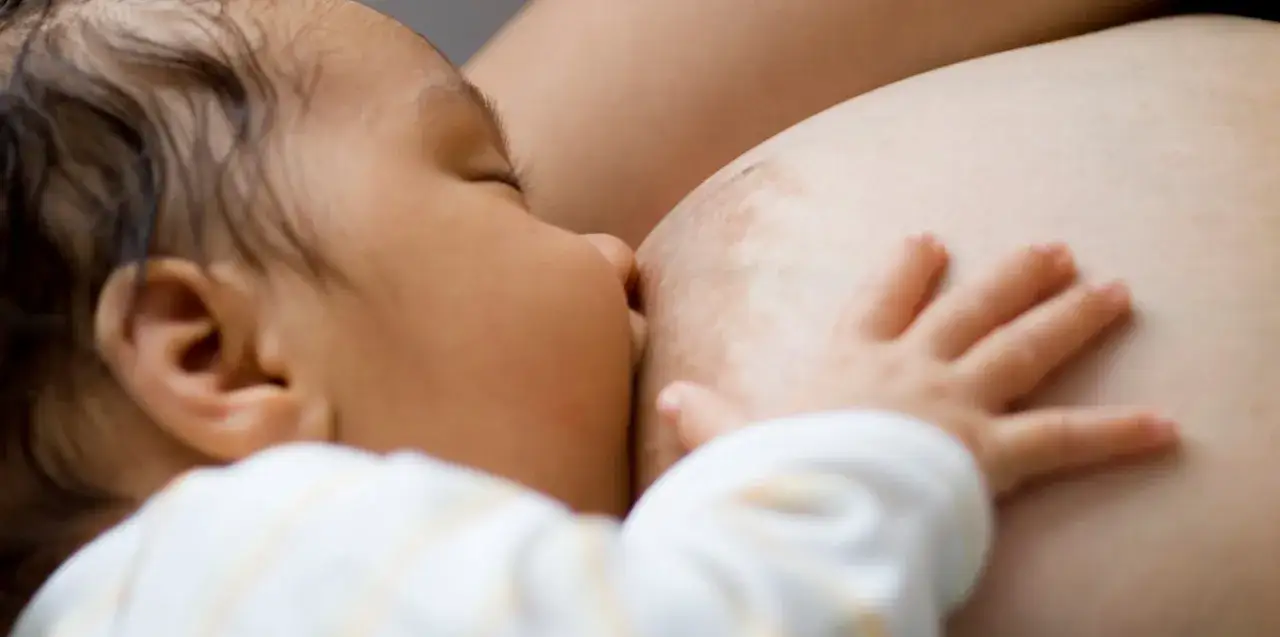 Za dużo mleka w piersiach? 7 skutecznych sposobów na nadmiar
