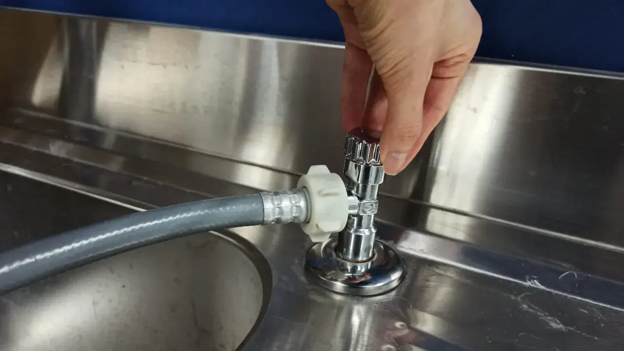 Jak odkręcić zawór wody od pralki bez ryzyka uszkodzenia sprzętu