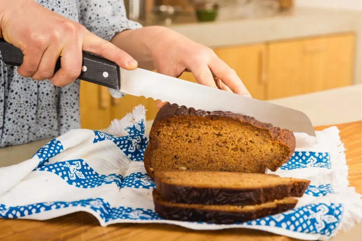 Krojenie pysznego chleba z mieszanki bezglutenowej. Przepis na ten domowy wypiek jest prosty!