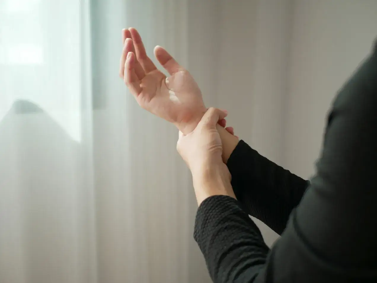 Drętwienie rąk: do jakiego lekarza? Kiedy to sygnał alarmowy?